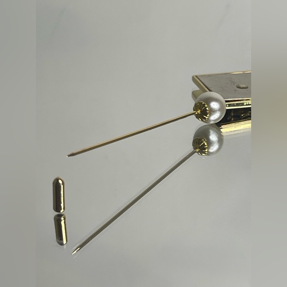 Salvatore Ferragamo, Gold Tone and Pearl Brooch - Picture 4 of 7